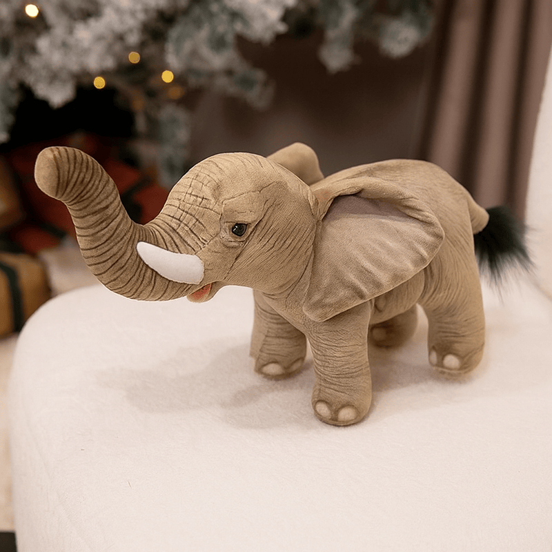 Petite peluche éléphant marron réaliste sur une chaise