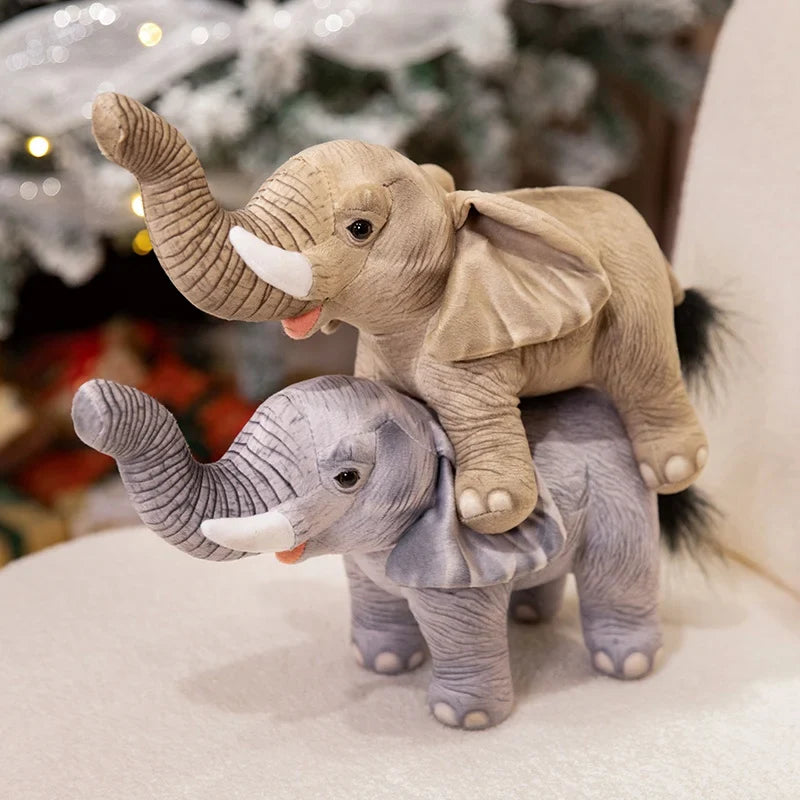 Une petite peluche éléphant marron réaliste sur le dos d'une petite peluche éléphant grise réaliste sur une chaise