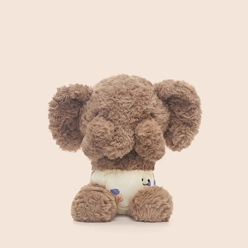 Peluche éléphanteau assis en se cachant les yeux