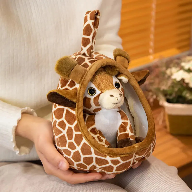Peluche girafe avec sa maison sur les genoux d'une fille