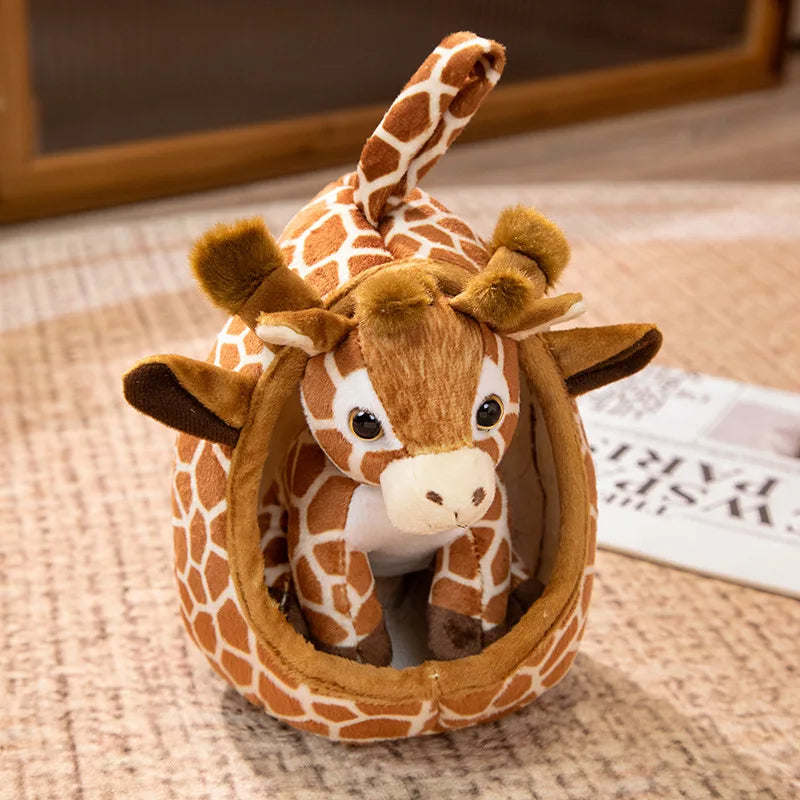 Peluche girafe avec sa maison sur un tapis