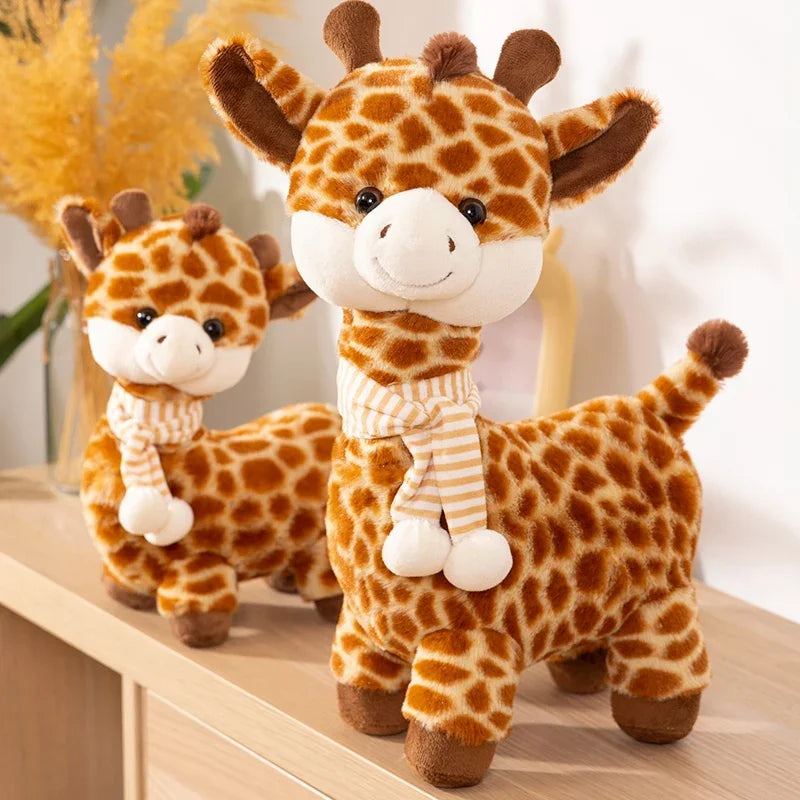 Deux peluches girafes avec leurs écharpes sur un meuble