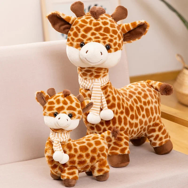Deux peluches girafes avec leurs écharpes sur un canapé