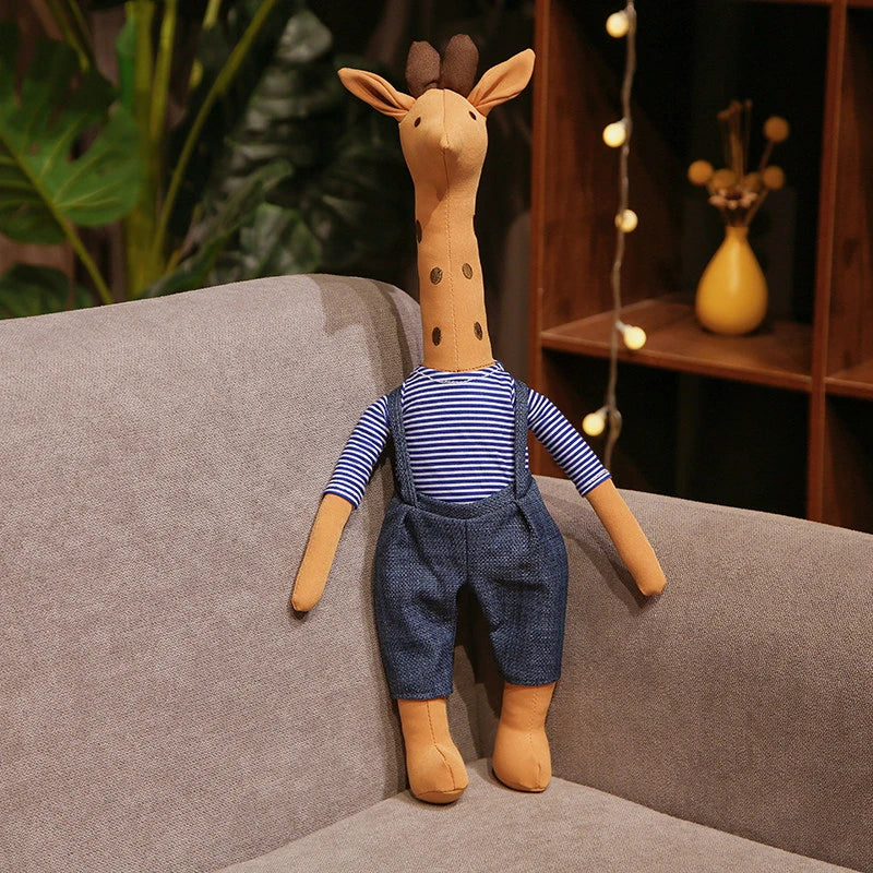 Peluche girafe habillée en bleu sur un canapé Image