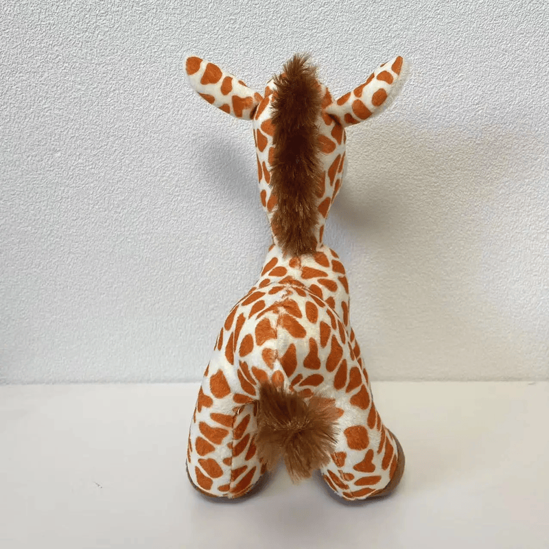 Peluche girafe mignonne debout de dos