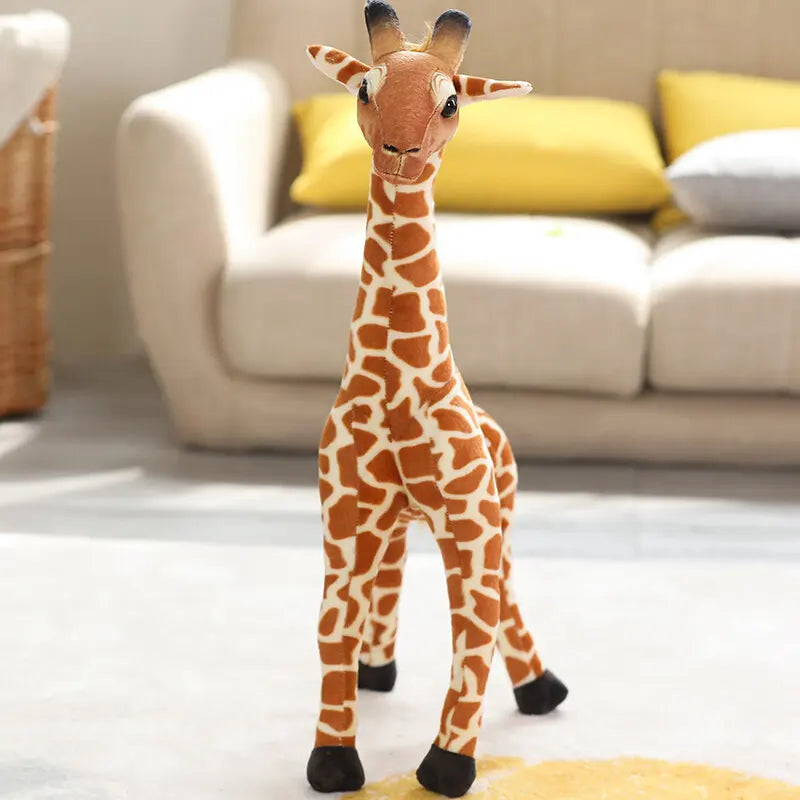 Une peluche girafe réaliste de face sur un tapis