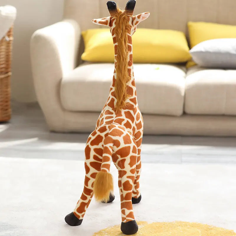 Une peluche girafe réaliste de dos sur un tapis