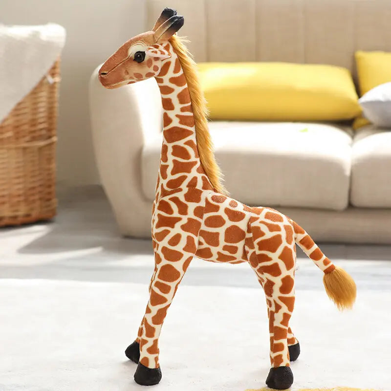 Une peluche girafe réaliste de profil sur un tapis