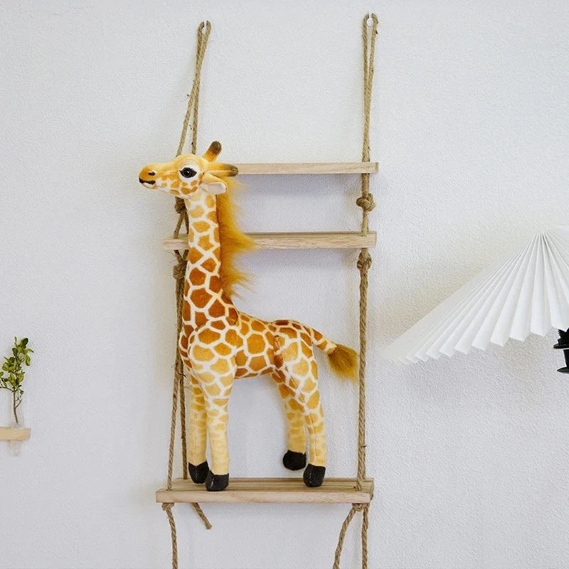 Une peluche girafe xxl sur une échelle dans une maison