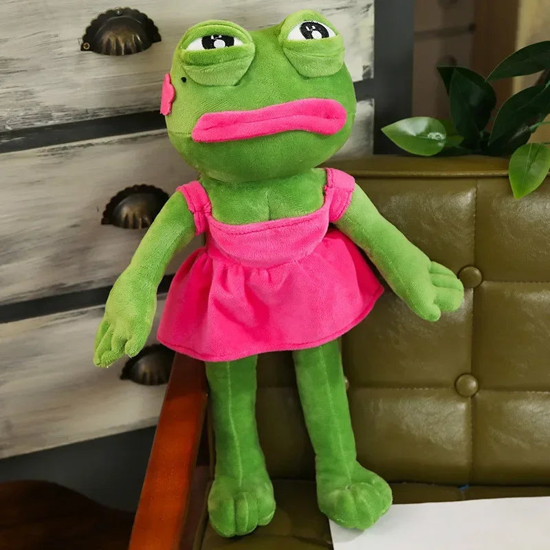 Peluche grenouille pepe femme sur un canapé en cuir vert