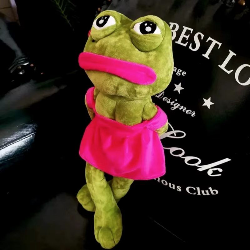 Peluche grenouille pepe Femme debout sur un siège en cuir noir