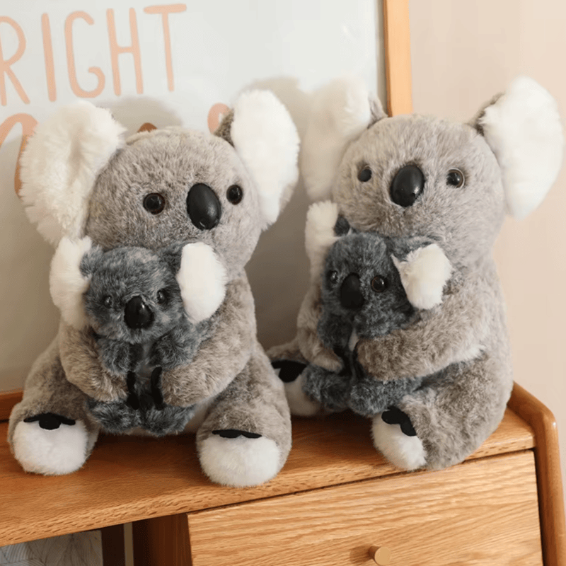 Deux peluches koala mères et filles sur un meuble Image
