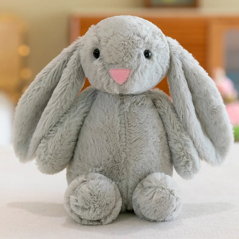 Peluche lapin gris à longues oreilles sur une table