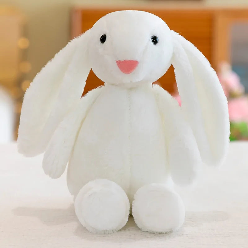 Peluche lapin blanc à longues oreilles sur une table