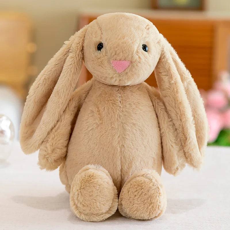 Peluche lapin brun à longues oreilles sur une table