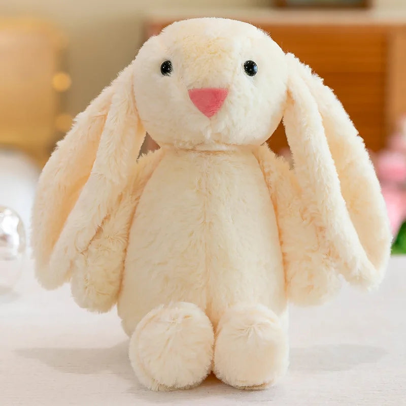 Peluche lapin beige à longues oreilles sur une table