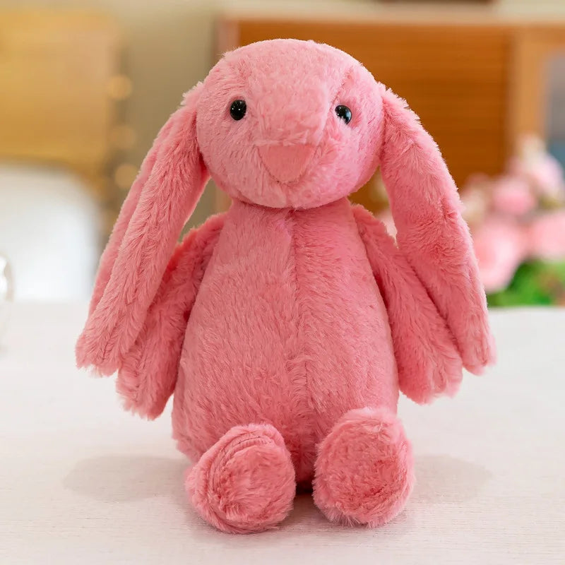 Peluche lapin rose à longues oreilles sur une table