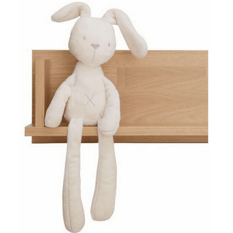 Peluche lapin compagnon de couchage sur un meuble en l'air Image