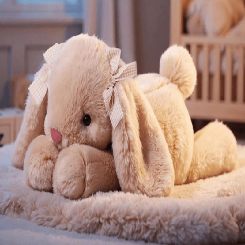 Peluche lapin couché sur un tapis Image