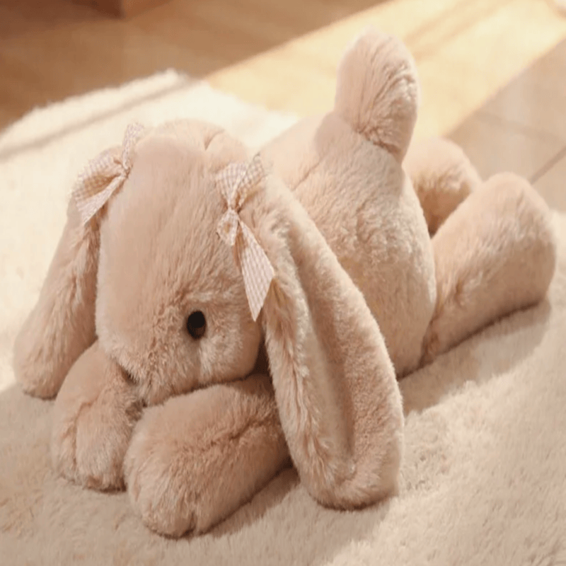 Peluche lapin couché sur un tapis  Image