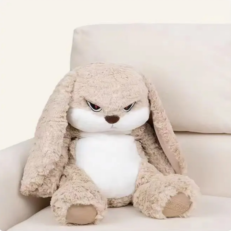 Peluche lapin en colère sur un canapé