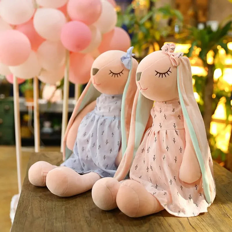 Deux peluches lapins endormis sur une table