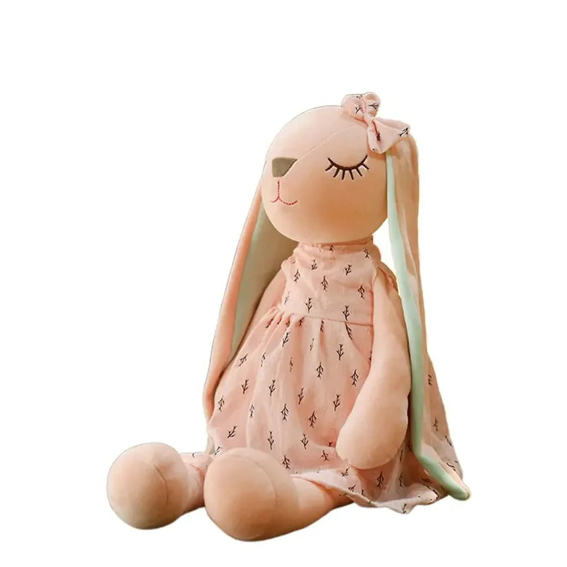 Peluche lapin rose endormi sur un fond blanc