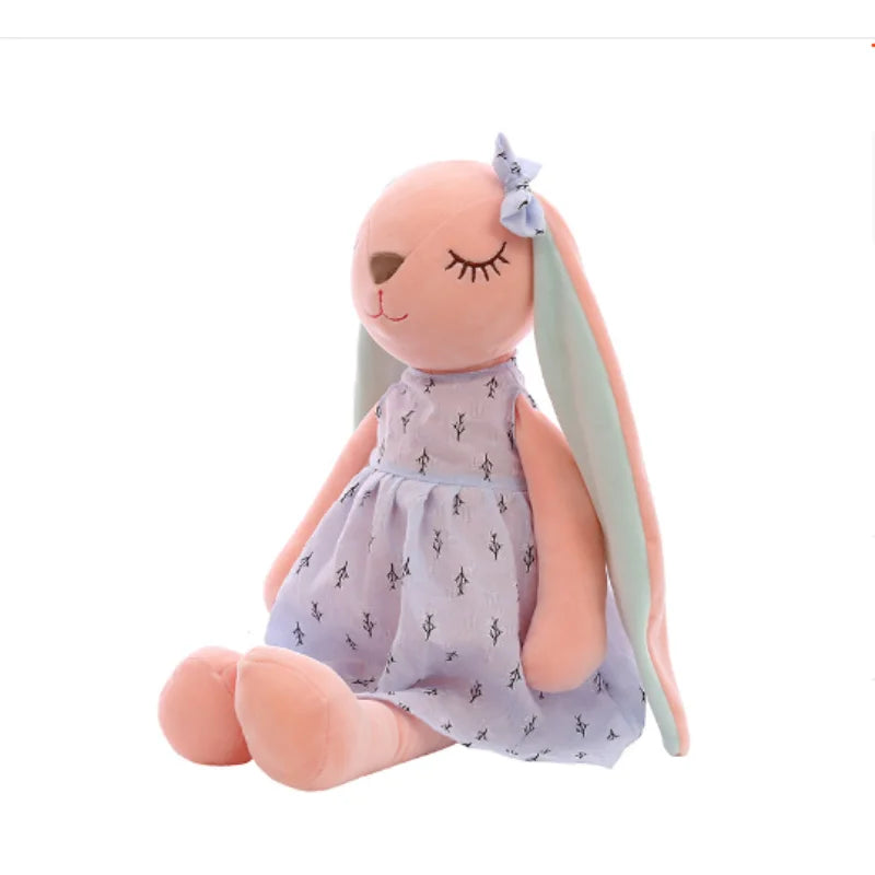 Peluche lapin bleu endormi sur un fond blanc