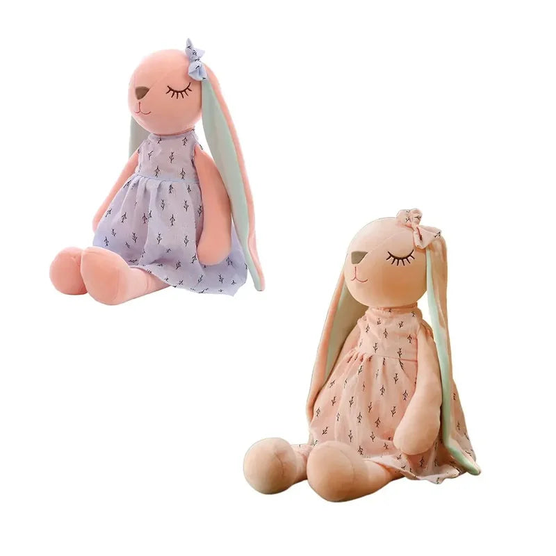 Deux peluches lapins endormis sur un fond blanc
