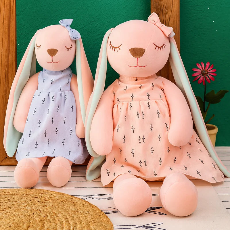 Deux peluches lapins endormis sur une table Image