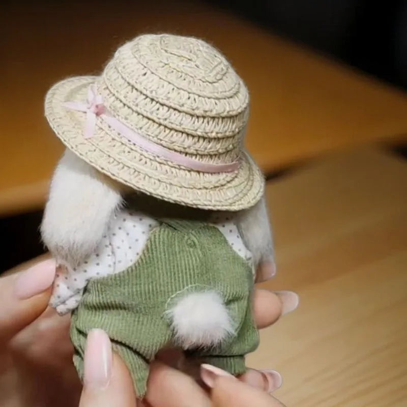 Peluche lapin jardinier de dos dans les mains d'une fille