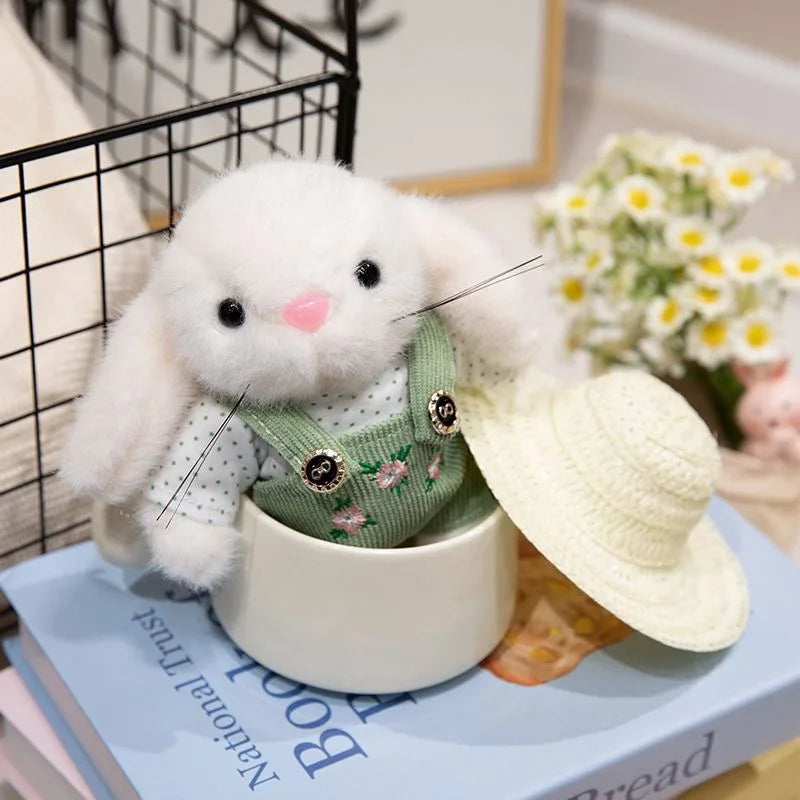 Peluche lapin jardinier sans son chapeau dans une tasse Image