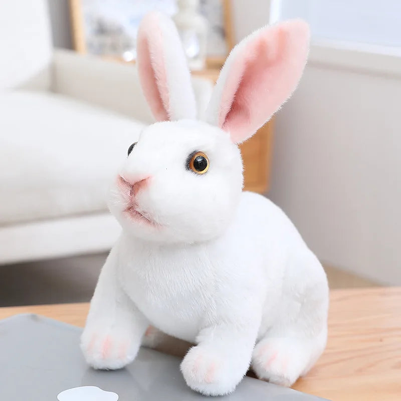 Peluche lapin blanc réaliste sur une table