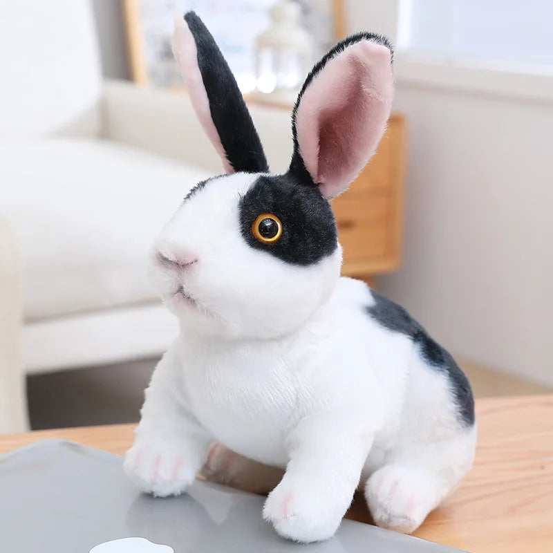 Peluche lapin noir et blanc réaliste sur une table