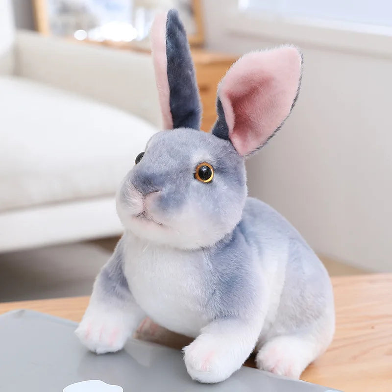 Peluche lapin gris réaliste sur une table
