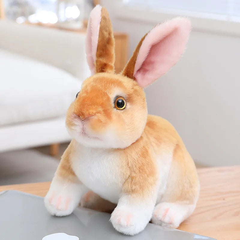 Peluche lapin orange réaliste sur une table