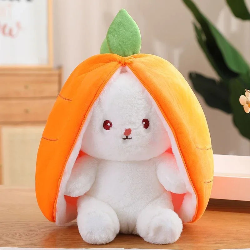 Peluche lapin transformation en carotte sur le sol 