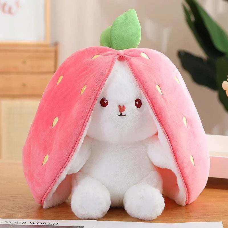 Peluche lapin transformation en fraise sur le sol 