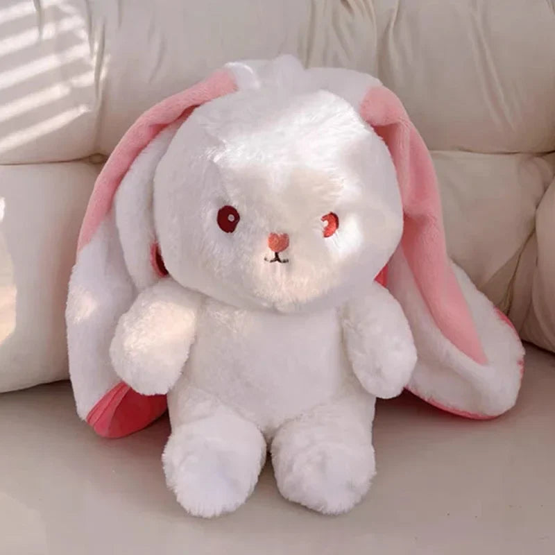 Peluche lapin transformation en fraise sur une canapé