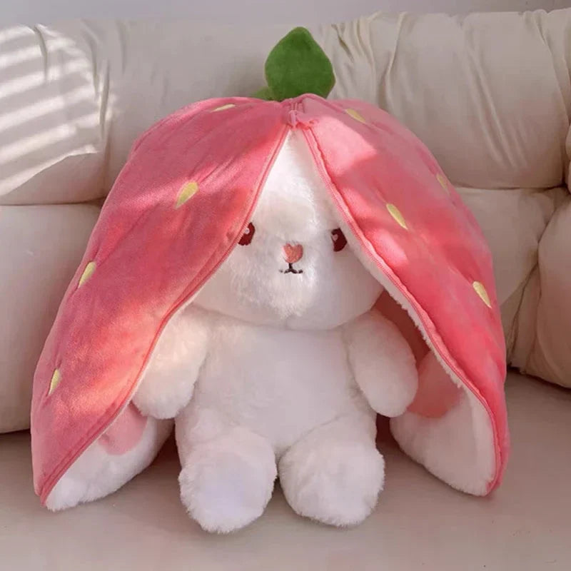 Peluche lapin transformation en fraise sur une canapé
