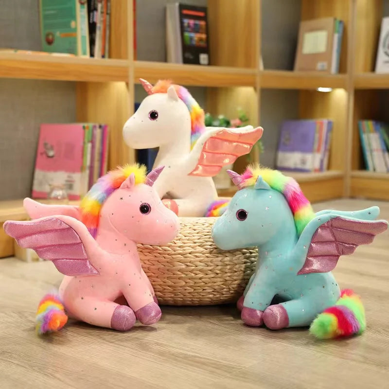 Trois peluches licornes ange sur le parquet