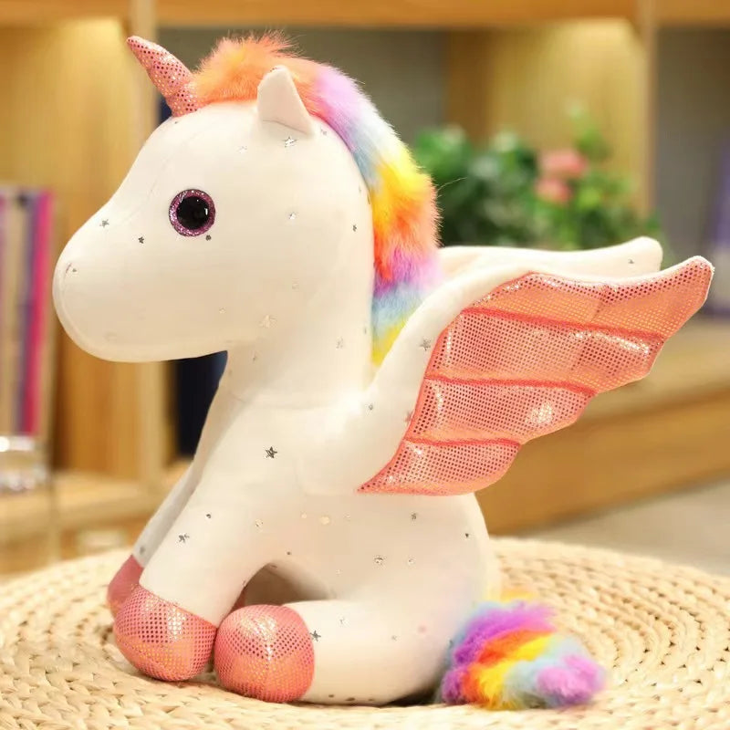 Peluche licorne blanche ange sur un panier en osier
