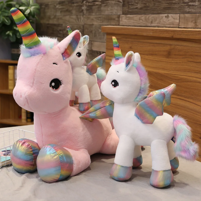 Trois peluches licornes sur un lit  Image