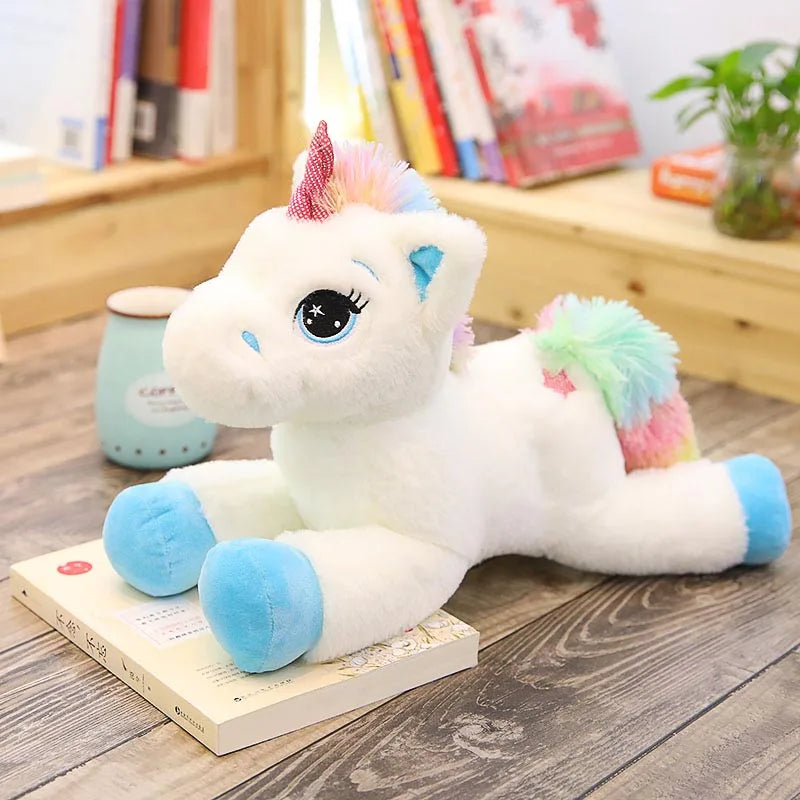 Peluche licorne bleu arc-en-ciel kawaii sur le parquet Image