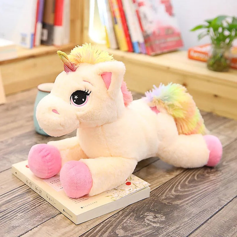 Peluche licorne rose arc-en-ciel kawaii sur un parquet