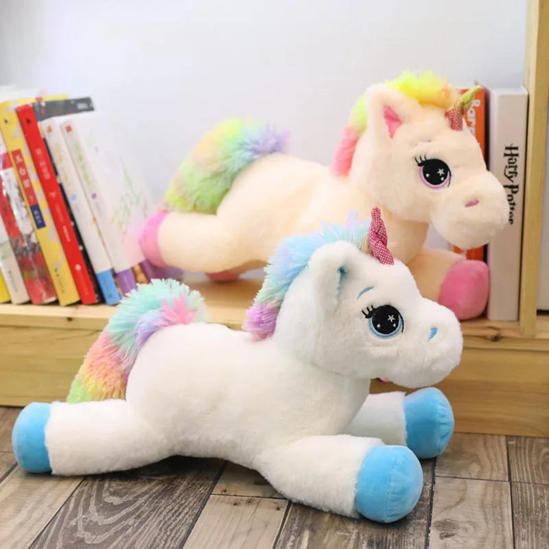 Deux peluches licornes arc-en-ciel kawaii dans une bibliothèque