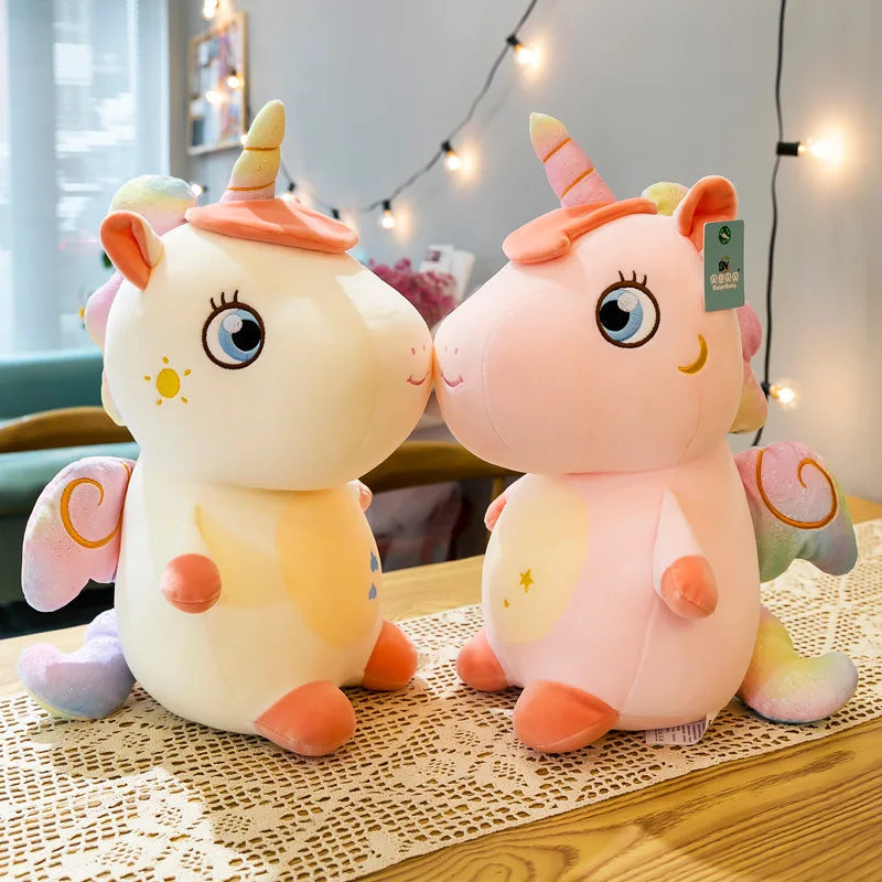 Deux peluches licornes assise sur une table Image