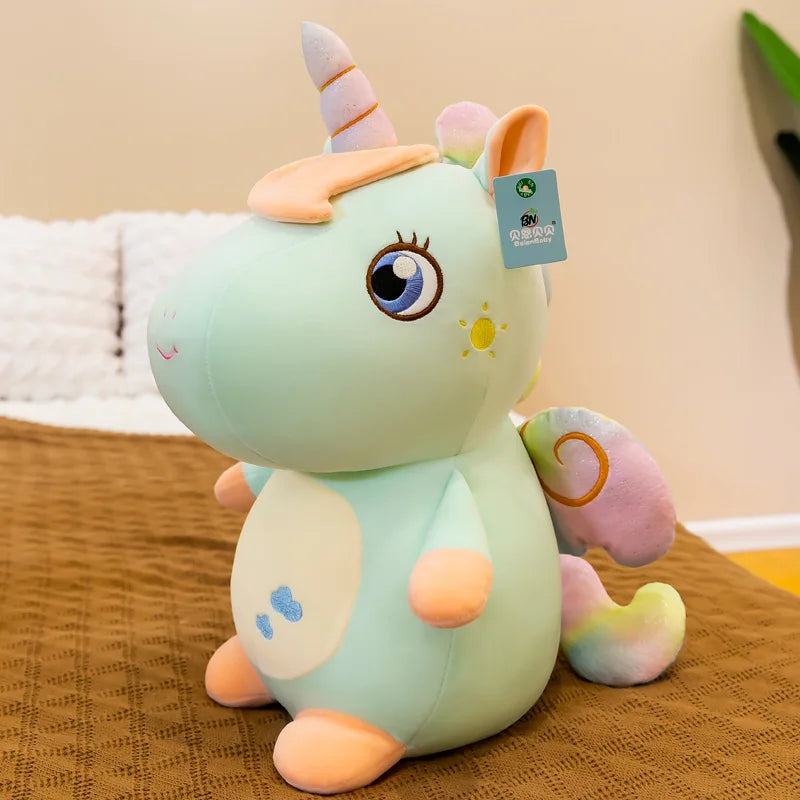 Peluche licorne verte assise sur un lit