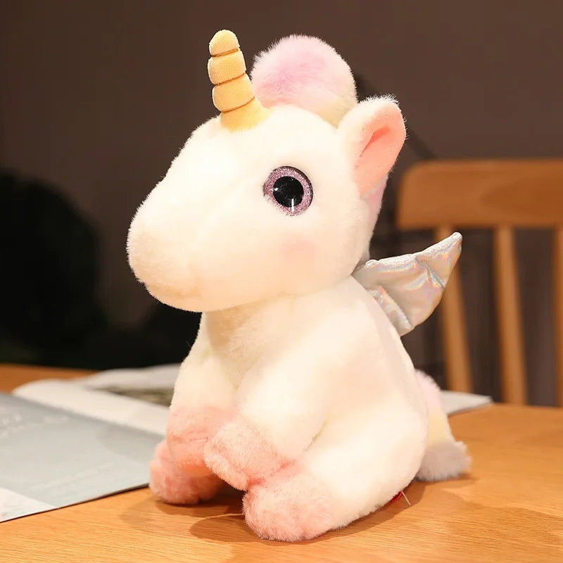 Peluche licorne rose douce sur une table