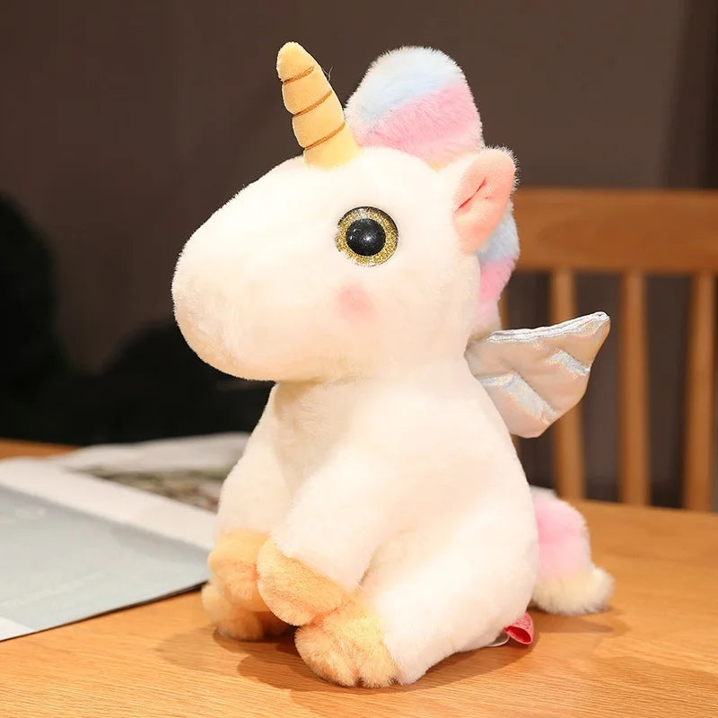 Peluche licorne jaune douce sur une table